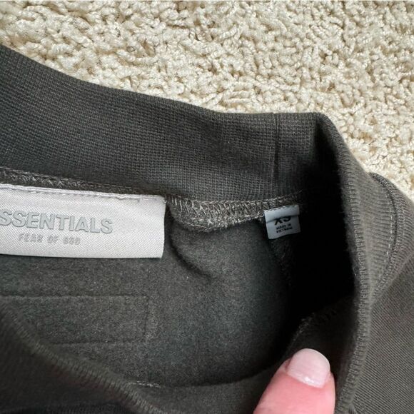 Fear of God Essentials Crewneck Sweatshirt Off Black NWT Size XS - Picture 6 of 10